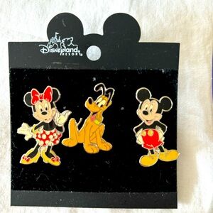 Vintage pins. Total of six pieces. All with original packaging. Never worn. 2127